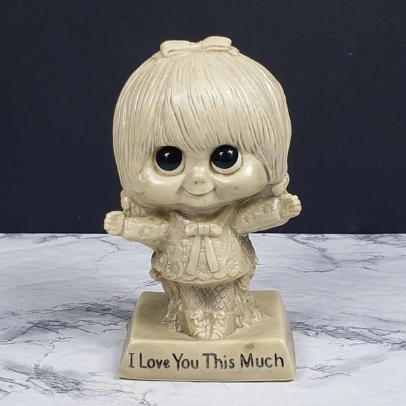 W&R Berries Girl Figurine I Love You This Much 1970 Vintage - Picture 1 of 9